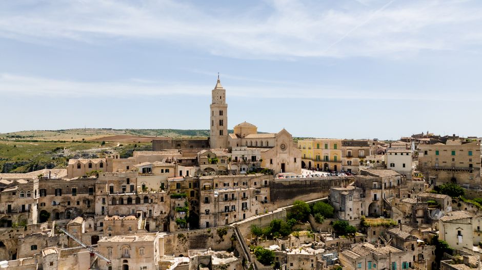 Panoramiczny widok z Piazza Duomo na Sassi di Matera o zachodzie słońca