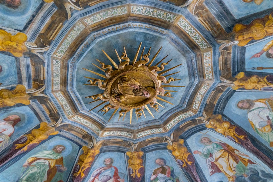 Plafond octogonal peint bleu avec médaillon doré central et apôtres à Matera