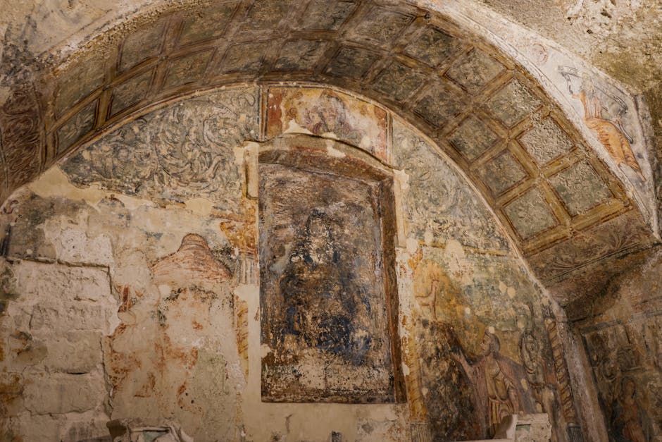 Voûte et murs ornés de fresques byzantines très détériorées dans une chapelle à Matera