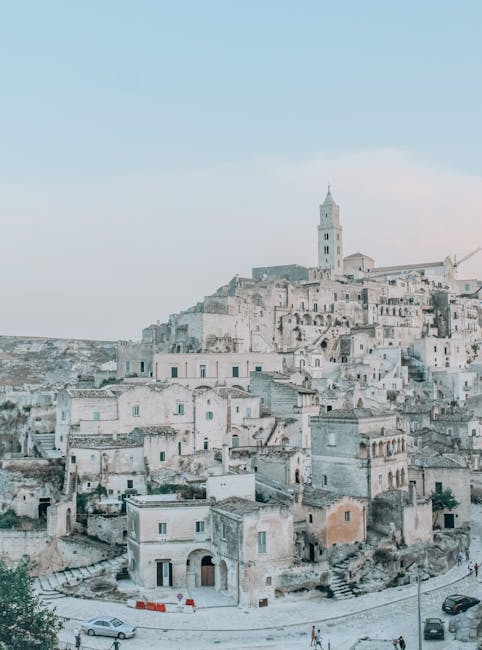 Panoramablick auf die Sassi von Matera mit Kathedralturm im Hintergrund