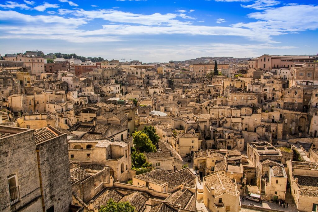 Panorama Sassi di Matera o wschodzie słońca z Belvedere della Murgia Timone