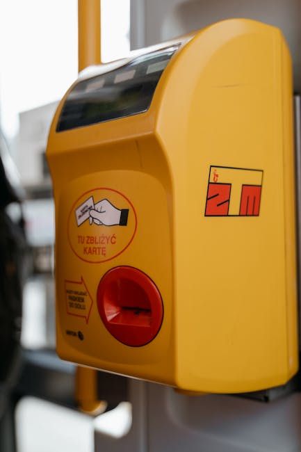 Gele kaartlezer in bus, duidelijke betaalinstructies zichtbaar