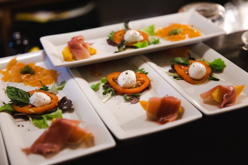 Talerze z pomidorem, burratą i prosciutto podane w Padwie