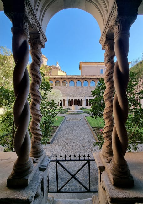 Kreuzgang in Padua mit gedrehten Säulen und ruhigem Garten