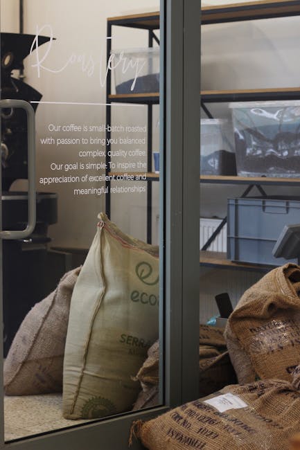 Sacs de café en toile derrière la vitrine d'un torréfacteur