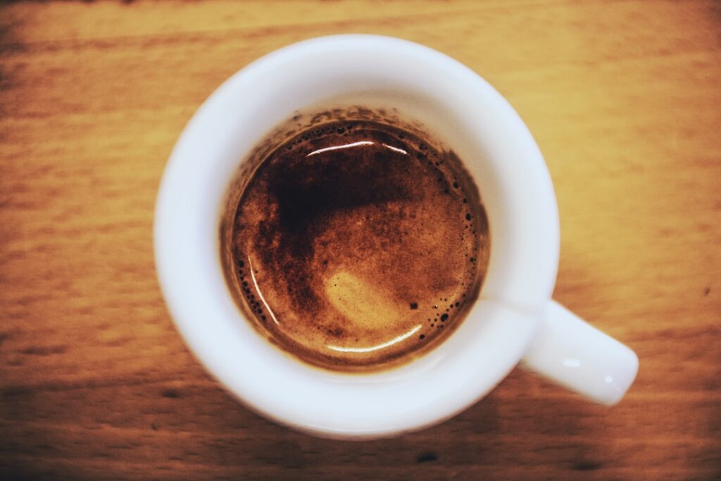 Filiżanka espresso ze śmietankową cremą