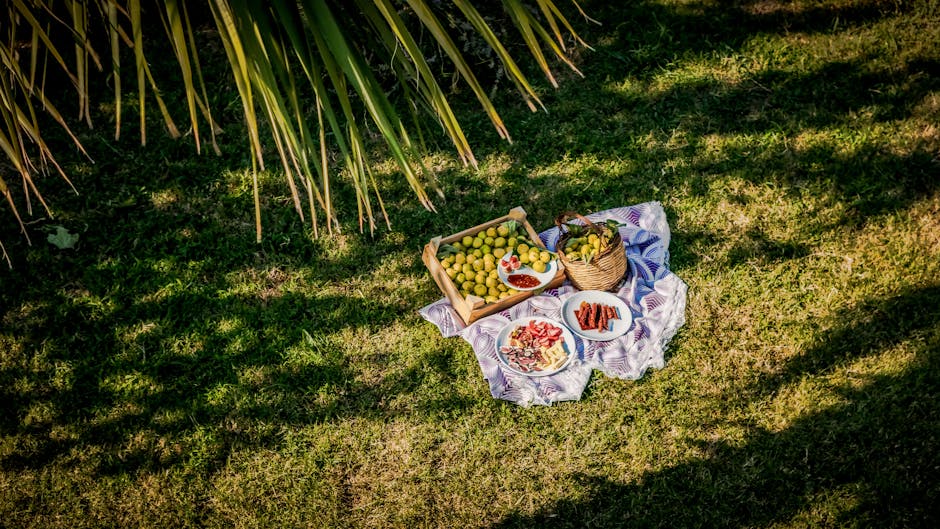 Picknickkleed met fruit en mand onder palm in Giardini Salvi, Padua