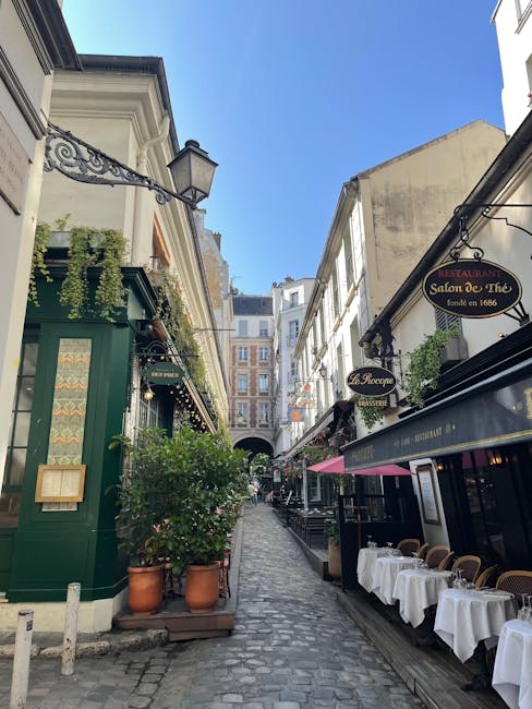 Ruette pavée bordée de salons de thé et terrasses à Padoue