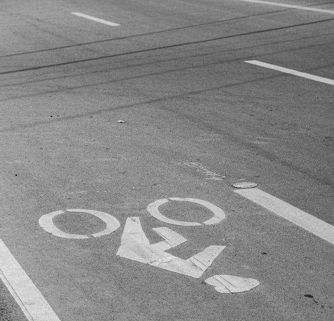 Oznaczenie pasa rowerowego namalowane na asfalcie w Padwie