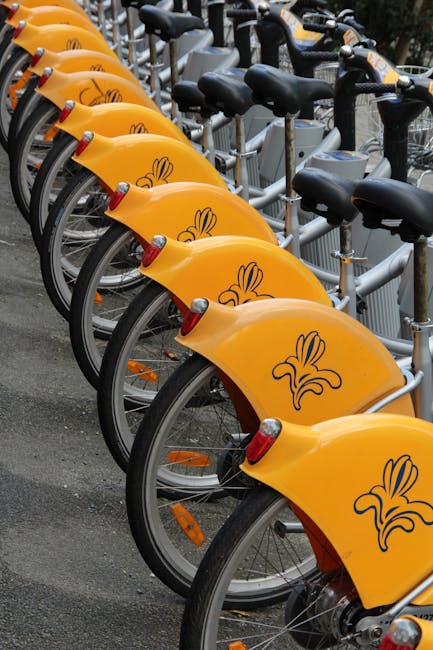 Rij gele deelfietsen netjes gestald bij fietsenstalling in Padua