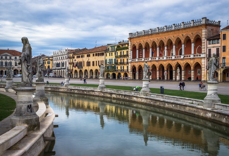 Statuen und Kanal auf dem Prato della Valle in Padua