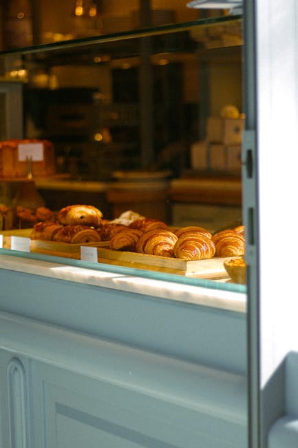 Vitrine d'une boulangerie à Padoue avec croissants dorés
