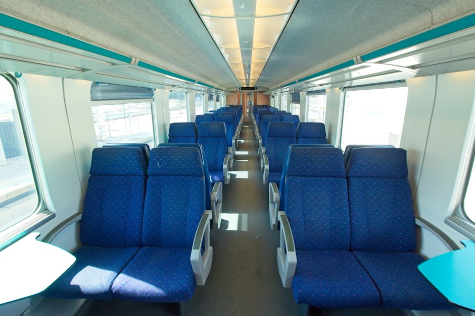 Innenraum eines Regionalzuges nach Padua mit blauen Sitzen