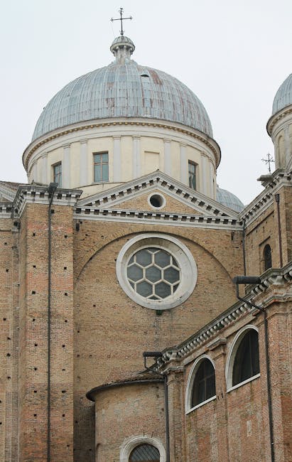 Bakstenen gevel met rozetvenster en koepel van basiliek in Padua