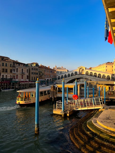Imbarcadero con vaporetto e il Ponte di Rialto sul Canal Grande, Venezia