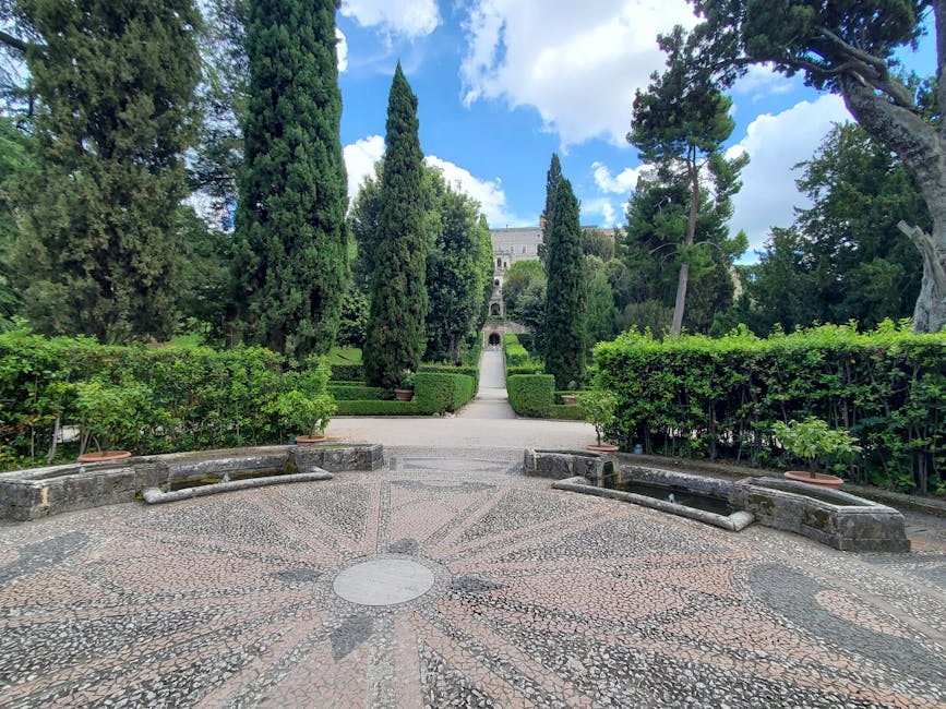 Formaler italienischer Garten mit Zypressenreihen und geometrischem Mosaikboden in Padua