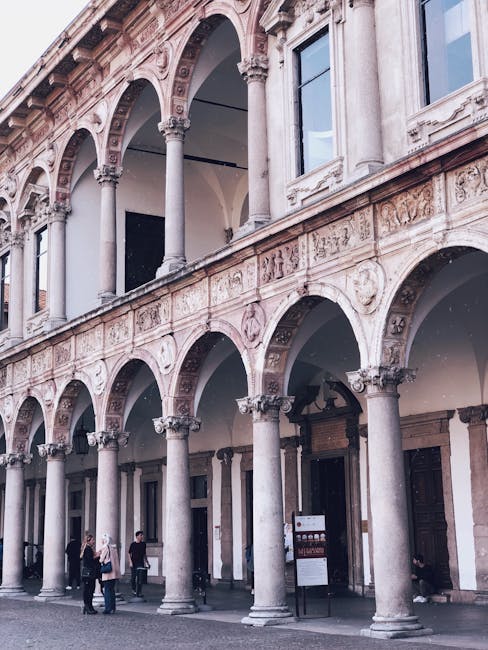 Façade Renaissance à arcades et colonnes sur une place de Padoue