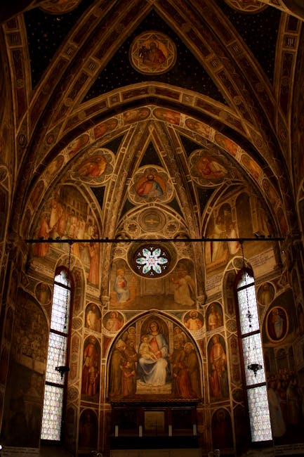 Grote gotische gewelven en fresco's rond altaar in Padua
