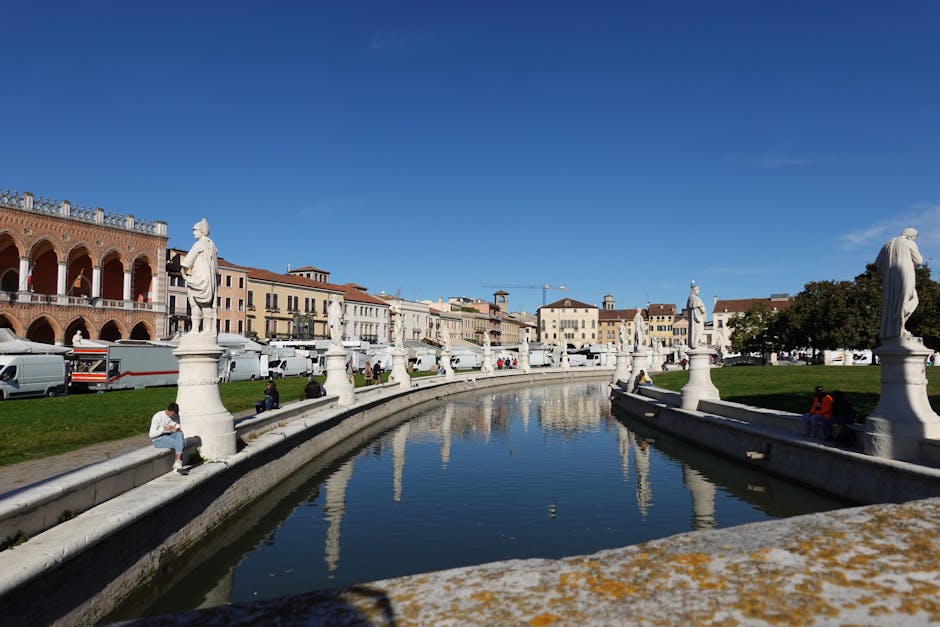 Elliptischer Kanal mit Statuen und Menschen am Prato della Valle, Padua