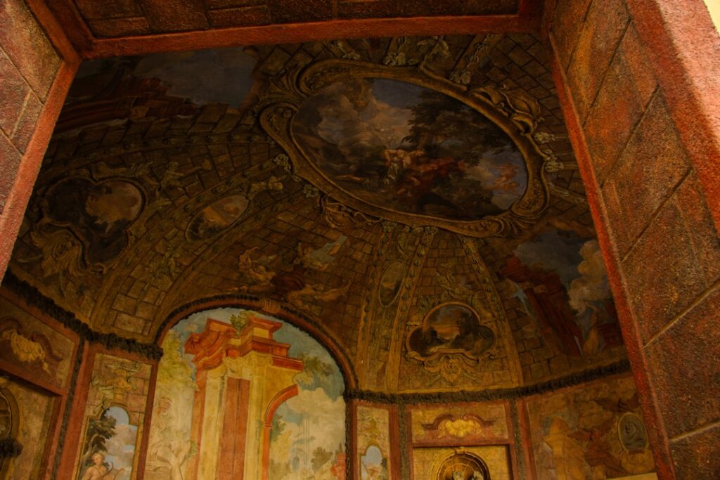 Barok plafond met fresco's en ornamenten in een kapel in Padua