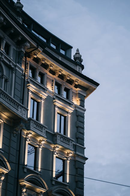 Beleuchtete historische Gebäudefassade in Padua bei bläulichem Abendhimmel