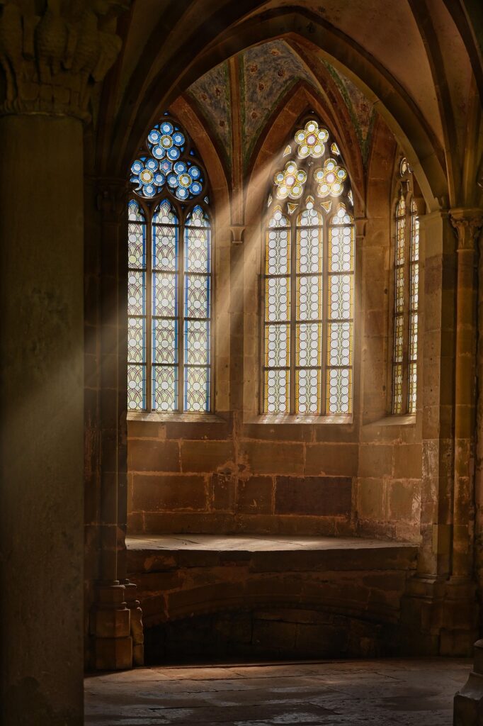 Chorbereich des Doms mit Sonnenlicht durch Buntglasfenster
