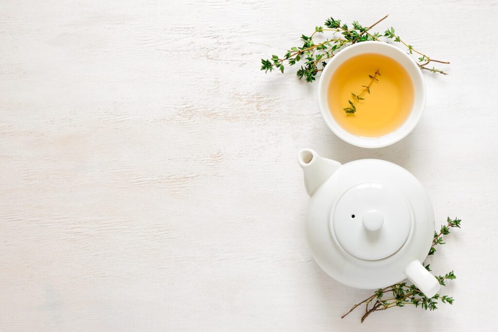 Service à thé blanc et tasse de thé avec branche de thym, Padoue