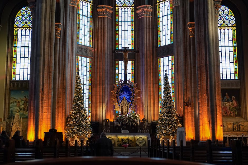Weihnachtlich geschmückter Altarraum mit bunten Glasfenstern in Padua