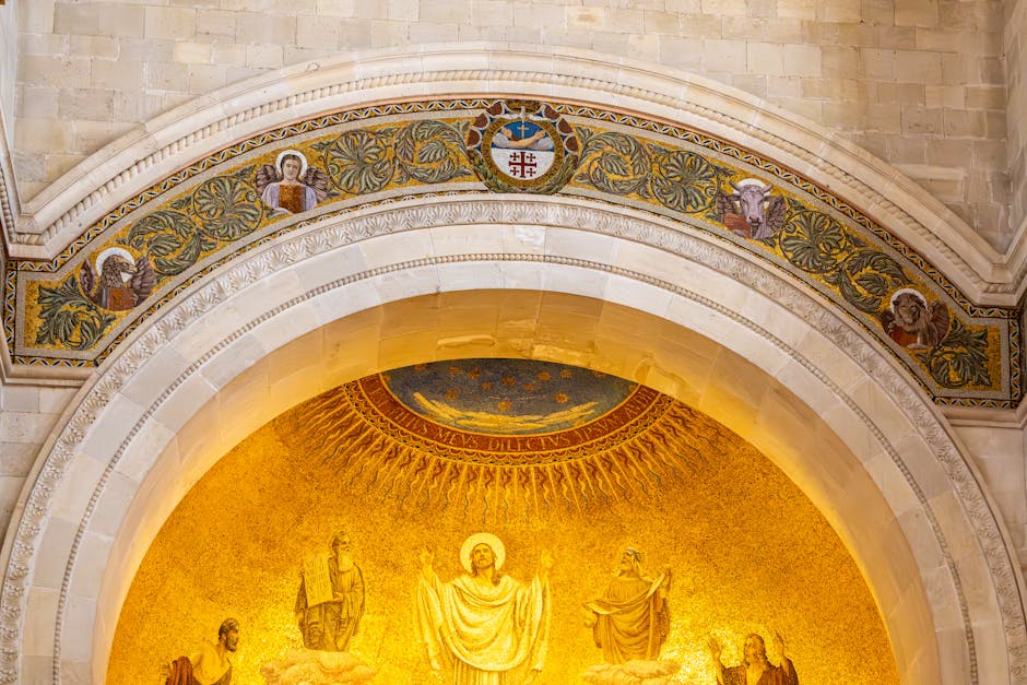 Arco decorato e mosaico dorato dell'abside nella basilica di Padova