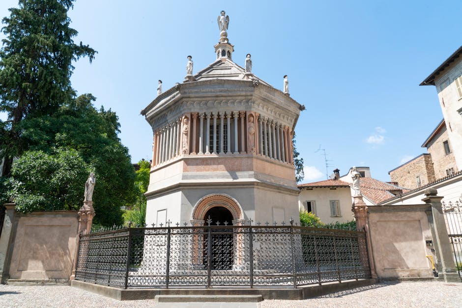Ośmiokątny baptysterium otoczone metalowym ogrodzeniem w Arquà Petrarca