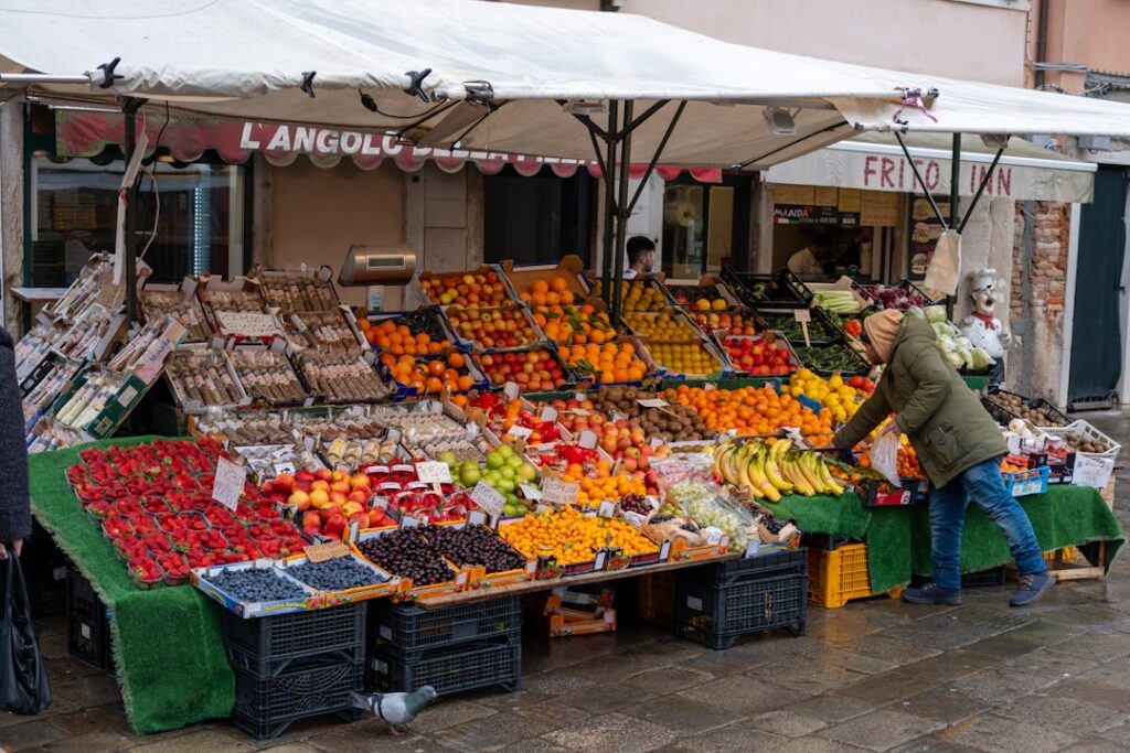 Marktkraam met veelkleurig fruit en klant op straat in Padua