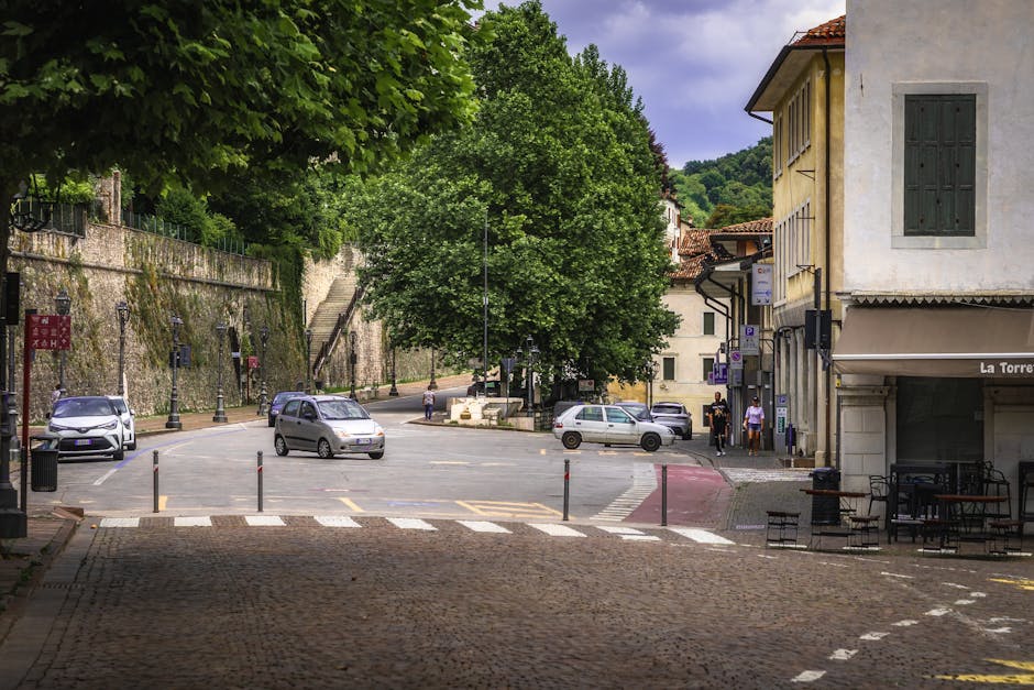 Breite Straße vor historischer Stadtmauer und Treppen in Marostica