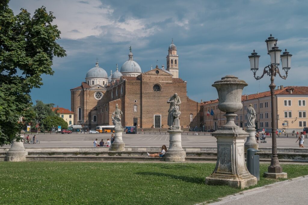 Basilika mit Kuppeln am Prato della Valle in Padua