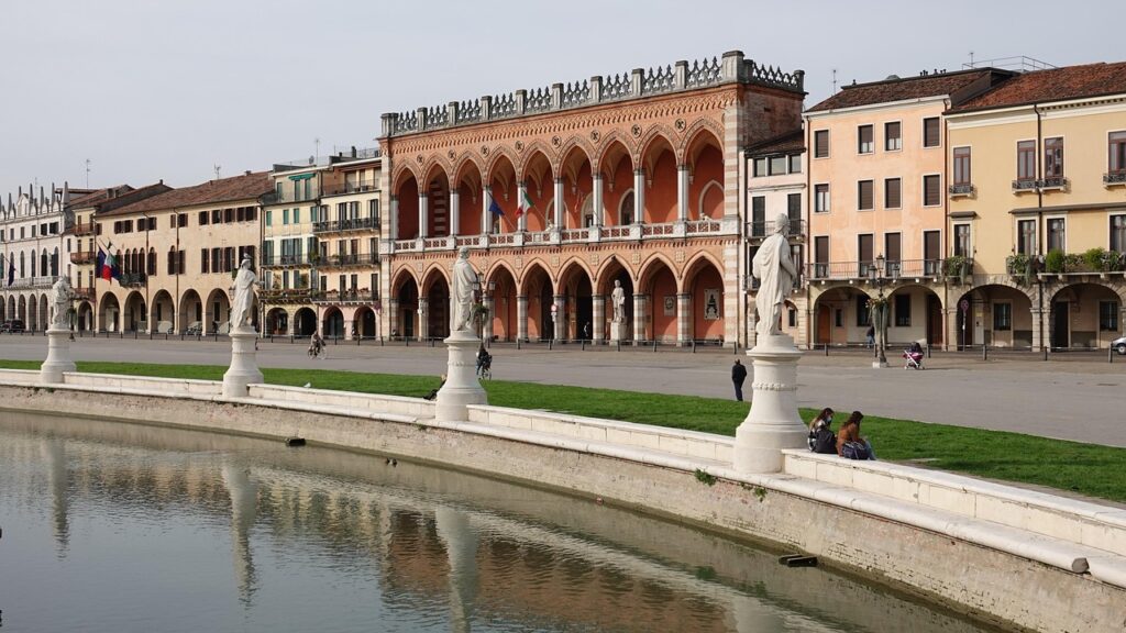 Place circulaire du Prato della Valle à Padoue, statues et arcades visibles