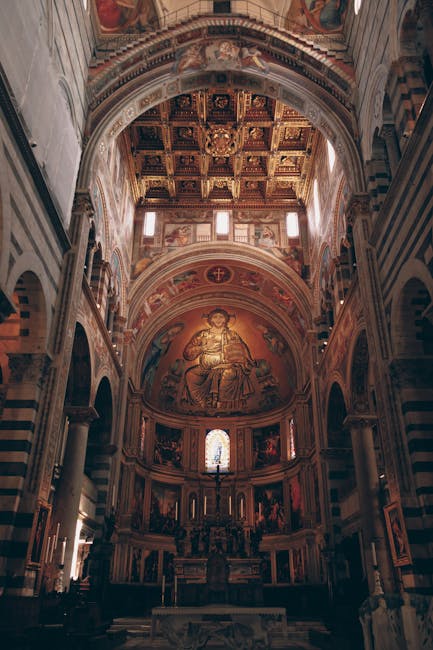 Interno della cattedrale con abside a mosaico e volte affrescate a Padova