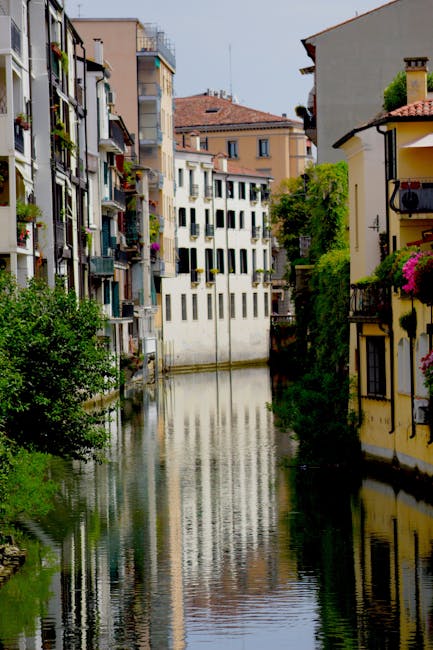 Riflessi sul canale nel centro storico di Padova al tramonto