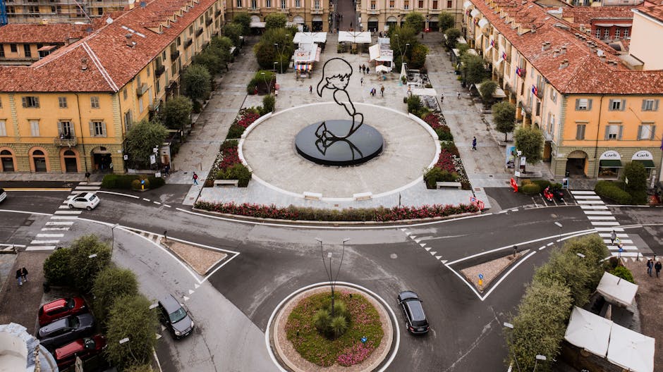 Veduta aerea della rotonda con scultura circolare nella piazza di Padova