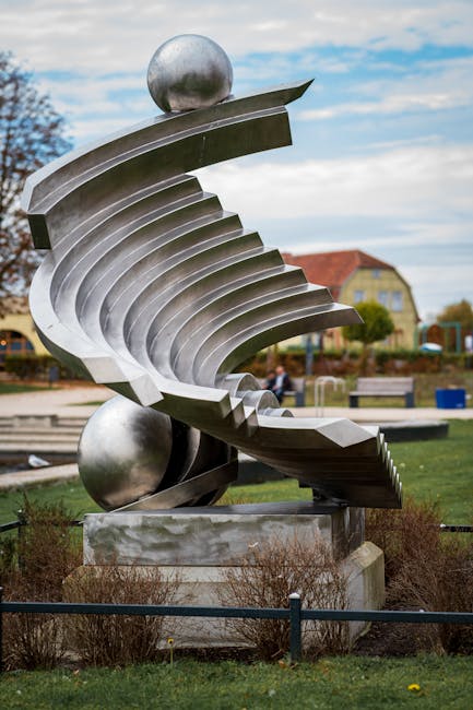 Scultura metallica astratta su piedistallo nel Parco Arianuova di Padova