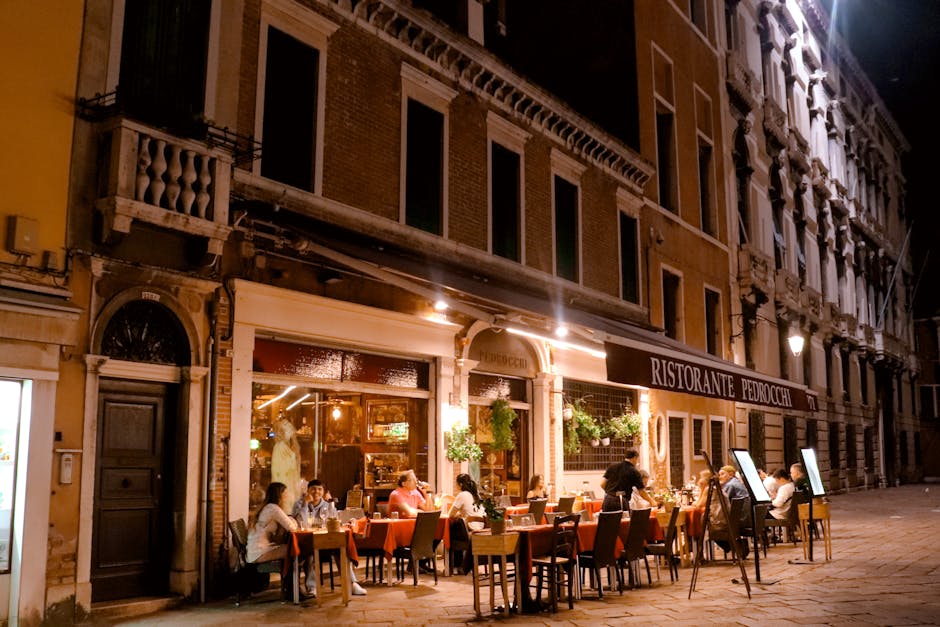 Terrasse éclairée du ristorante Pedrocchi avec clients attablés à Padoue