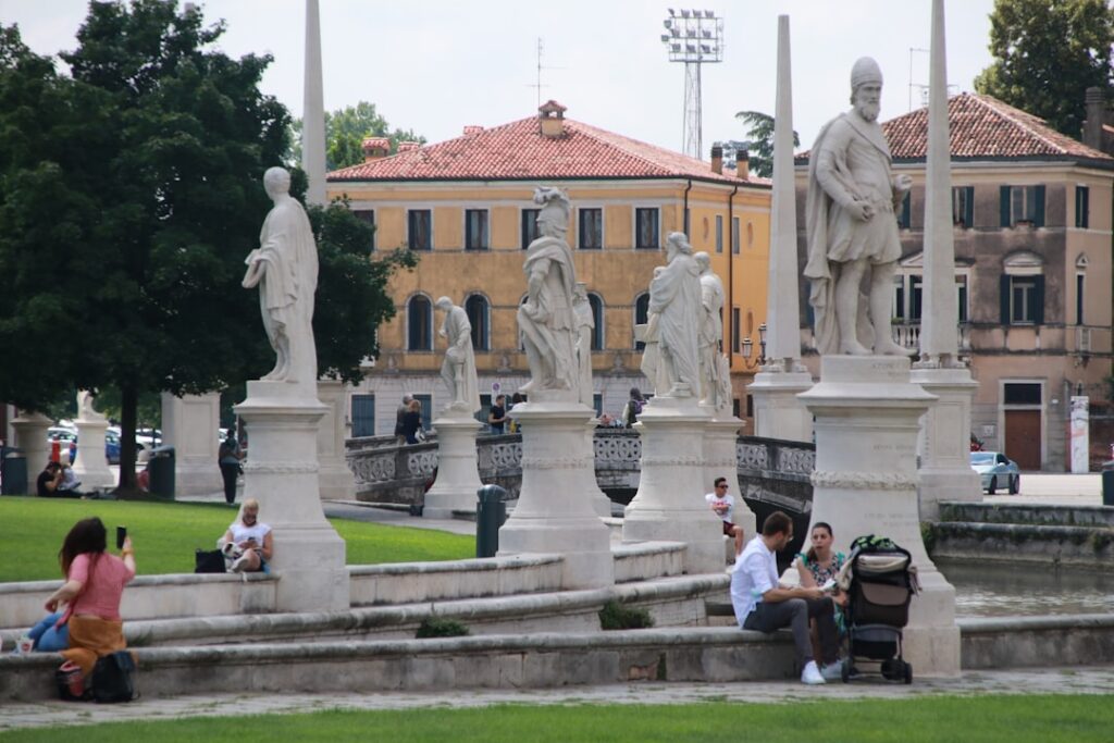 Statues blanches alignées autour du canal de Prato della Valle à Padoue