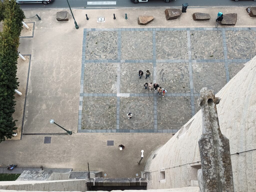 Vista dall'alto sulla piazza acciottolata con persone a Padova