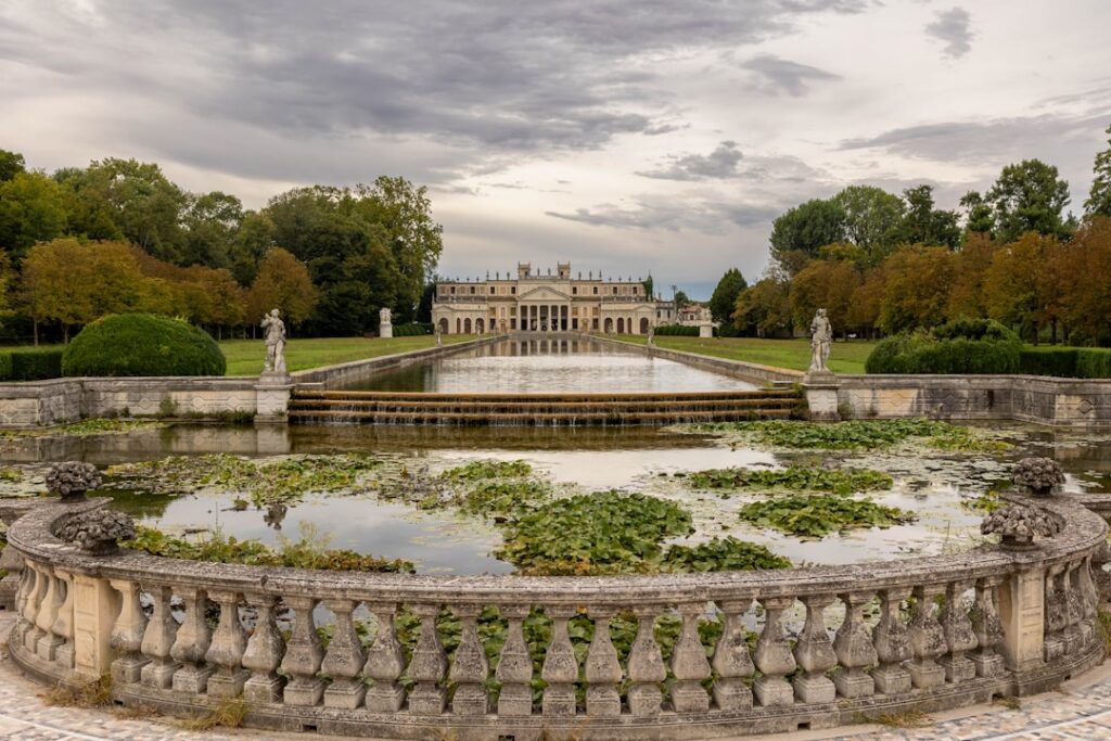 Formele vijver en neoklassieke villa in een park nabij Padua