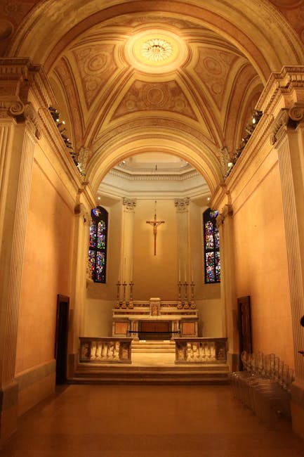 Autel et crucifix dans une chapelle baroque éclairée, Padoue