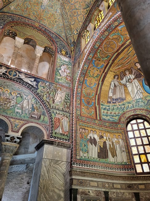 Gouden mozaïekdecoraties en bogen in historisch kerkinterieur