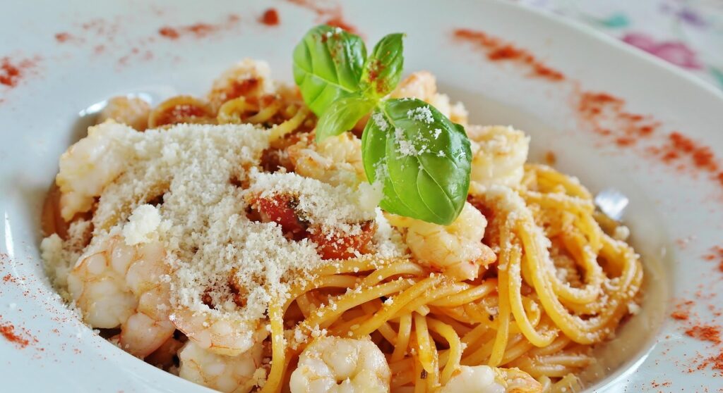 Spaghetti z krewetkami, parmezanem i listkiem bazylii