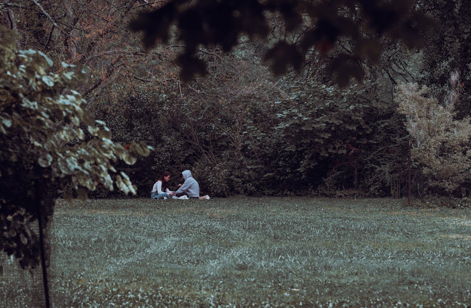 Coppia che fa un picnic in un parco italiano a Padova