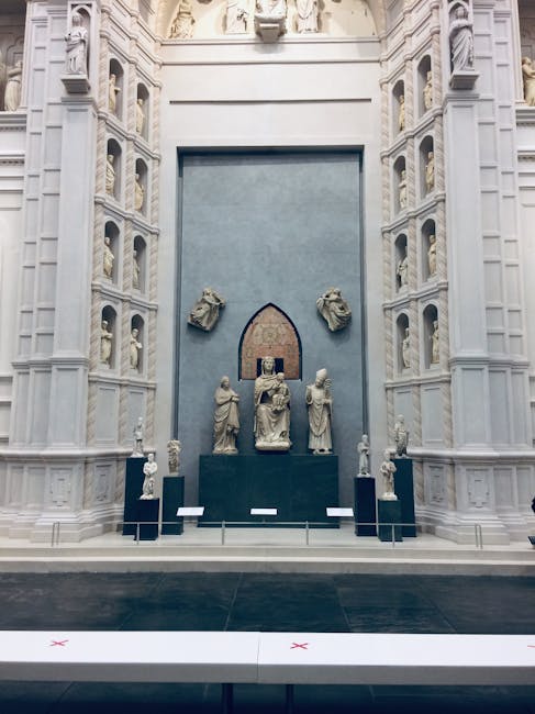 Retable sculpté et statues exposées dans un musée de Padoue