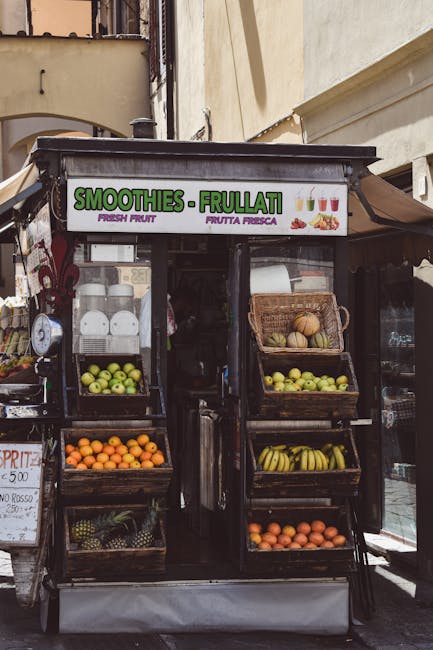 Chiosco di frutta e smoothies con cassette di prodotti a Padova