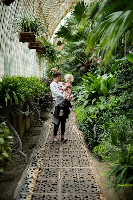 Moeder met kind wandelend door weelderige kas van Orto Botanico Padua