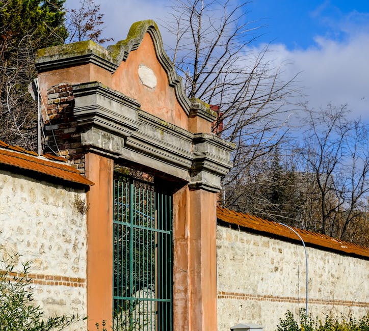 Verwittertes Tor an einer Mauer, Zugang zu einem Garten in Padua